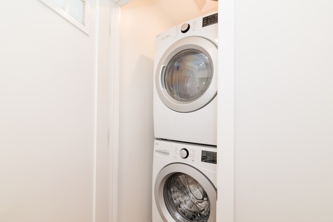 Building Photo - Two Bedroom Town Home-style Like Near NoHo Arts District