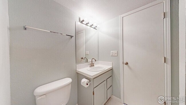 Building Photo - 2900 Ross Dr