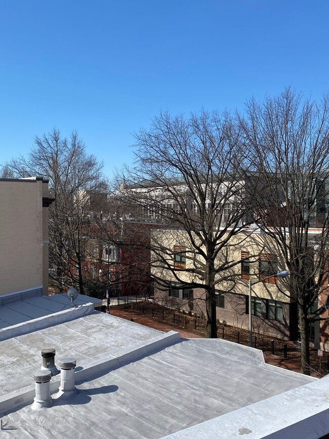 Building Photo - 2 Bedroom With Loft on Capitol Hill