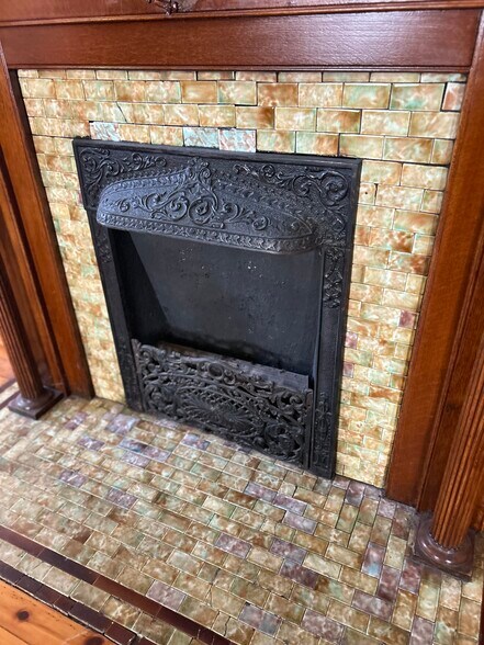 Building Photo - 118 E Kossuth St