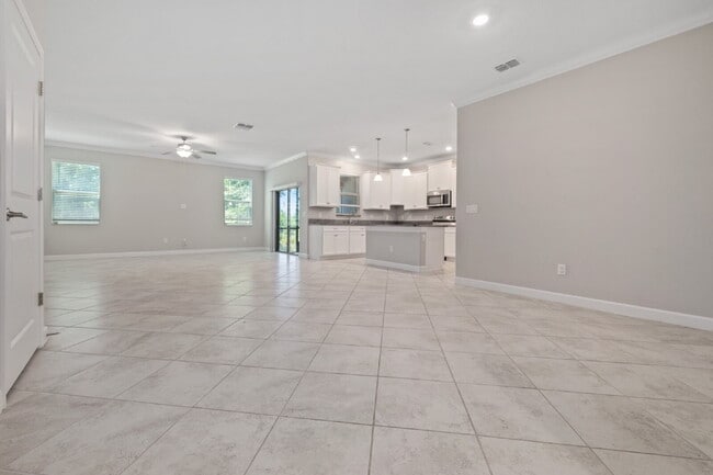 Building Photo - "Spacious 4-Bed Oasis with Granite Charm in Lutz!"In a gated community with 2 Cars garage