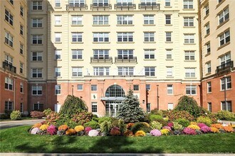 Building Photo - 10 Byron Pl