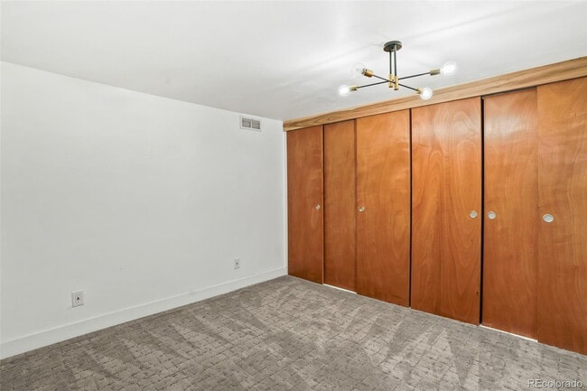 Building Photo - "Spacious 5-Bedroom Gem with 3 Full Baths in Arvada"