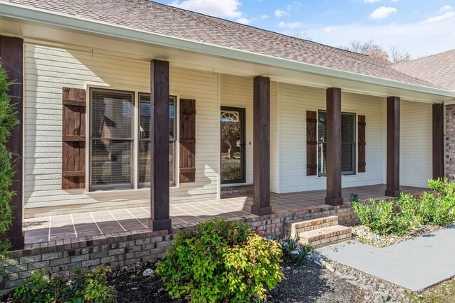 Building Photo - 755 Regal Dr