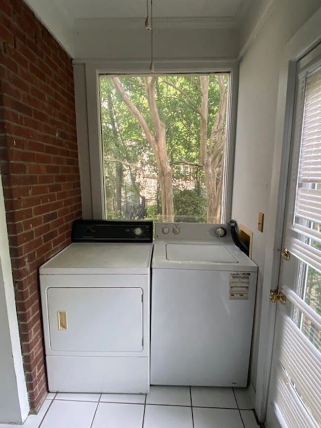 Building Photo - 3 bedroom 2 bath  Heathwood/ Melrose Heights Area