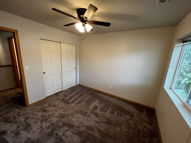 Building Photo - DuPont, end unit, 3 bedroom, 2.5 bath Townhome