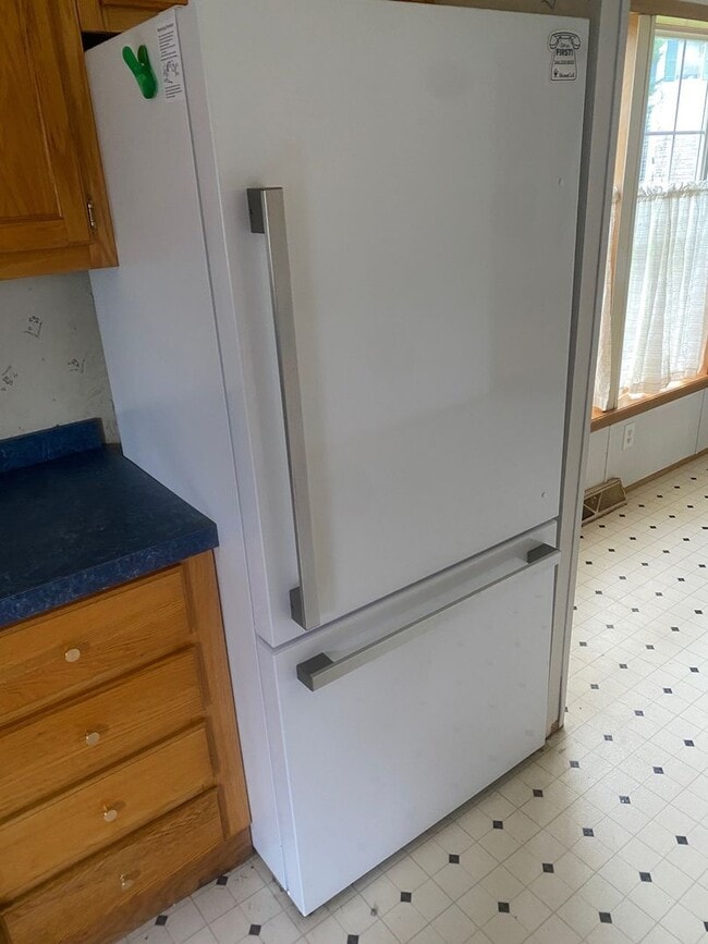 Building Photo - 3 Bedroom, 2 Bath Manufactured Home in Highland Manor