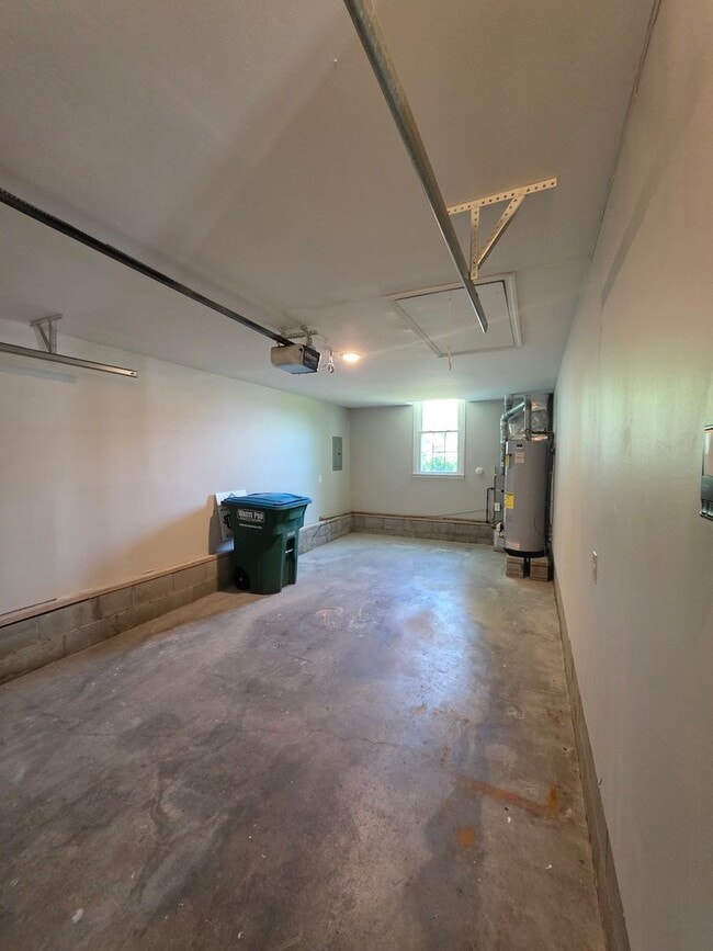 Building Photo - 2 bedroom 1.5 bath townhome in Hendersonville with garage