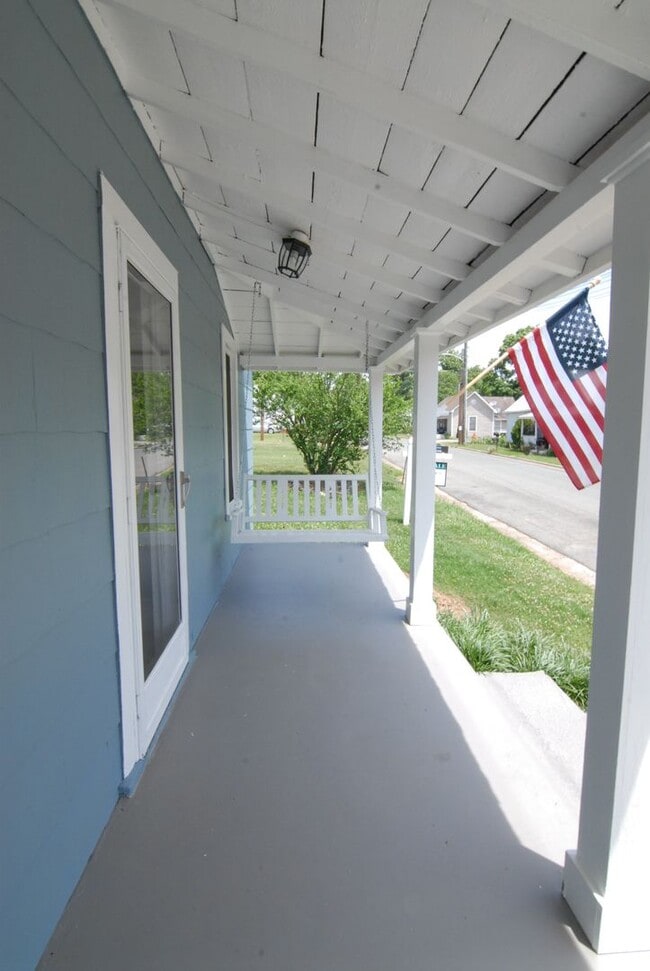 Building Photo - APPLICATIONS PENDING! Charming blue renova...