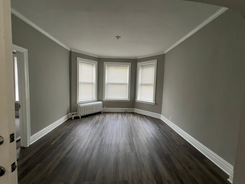 Building Photo - 4718 N Laramie Ave