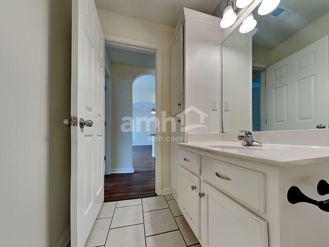 Building Photo - 8981 Oak Grove Blvd