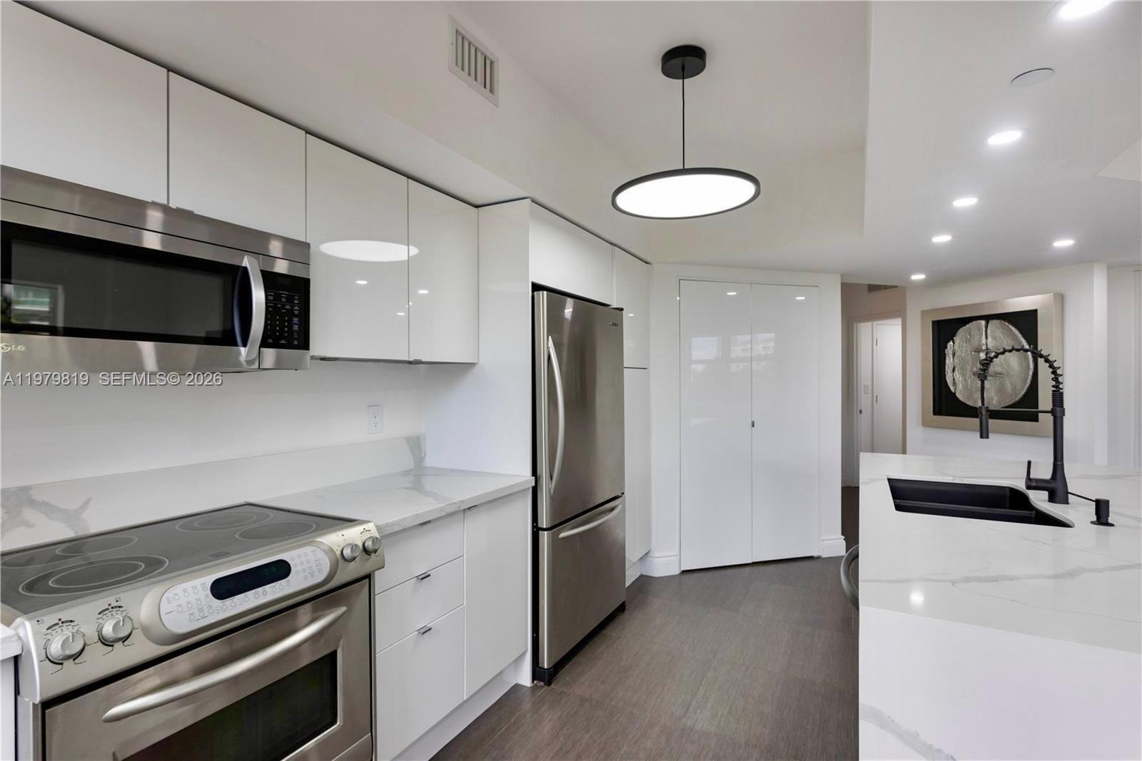 Building Photo - 19900 E Country Club Dr