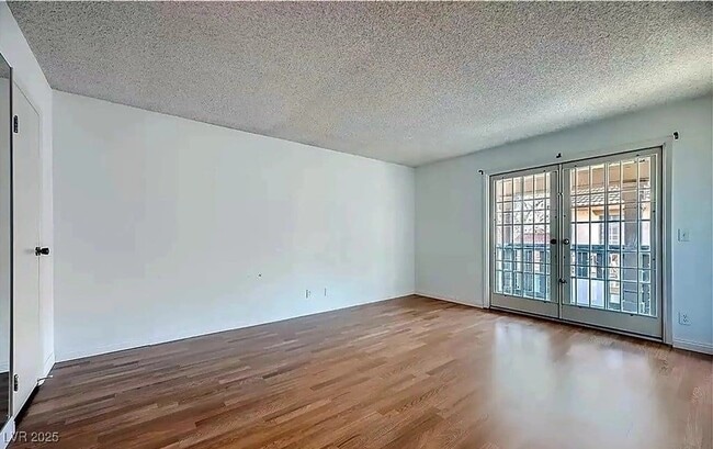 Building Photo - 3045 Pinehurst Dr