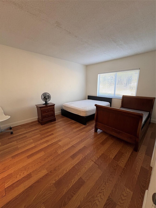 Building Photo - 101 SE 6th Ave