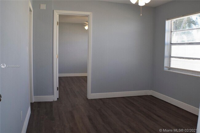 Building Photo - 3070 NW 9th Ave