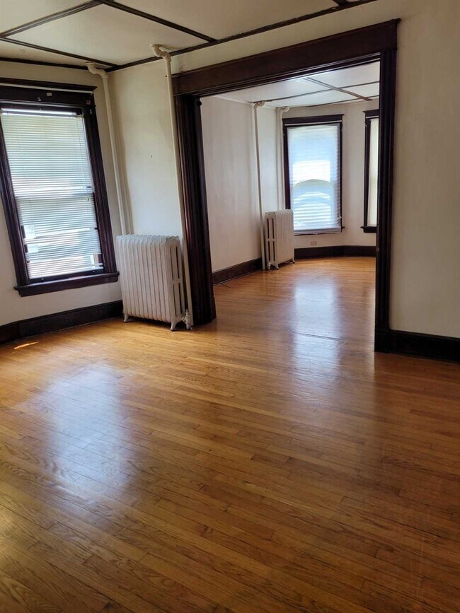 Building Photo - 2 State St