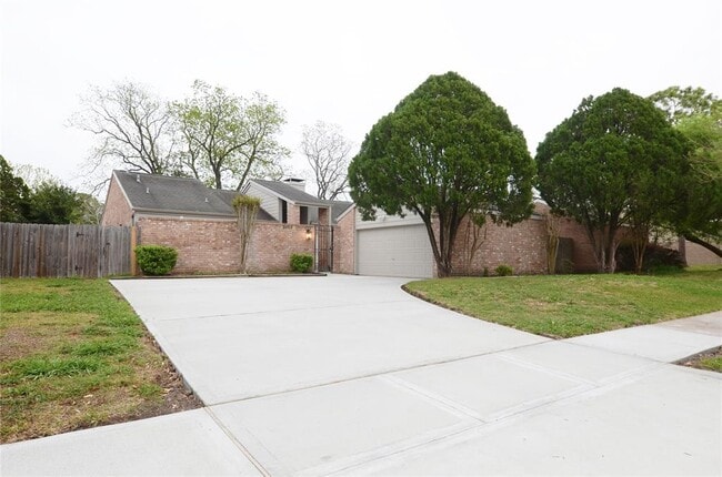 Building Photo - 2023 Woodland Springs St