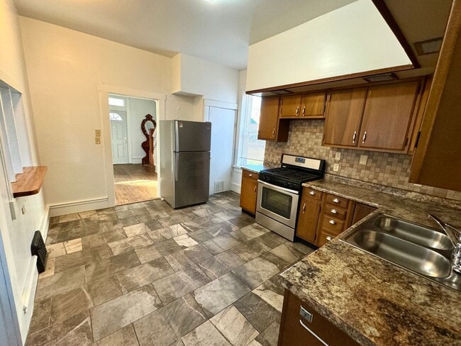 Building Photo - 4 Bedroom / 2 Bath House - Near SEMO's Cam...