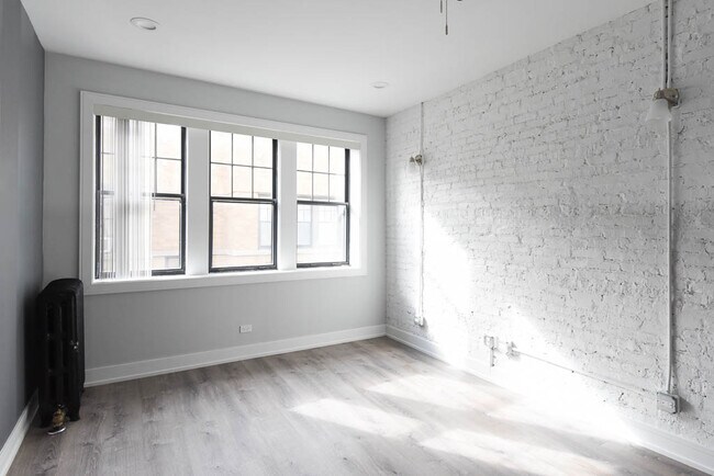Building Photo - 7624 N Eastlake Terrace