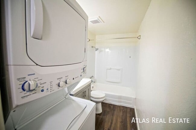 Building Photo - ***COMING SOON!***  Bright and Airy 2bd/1....