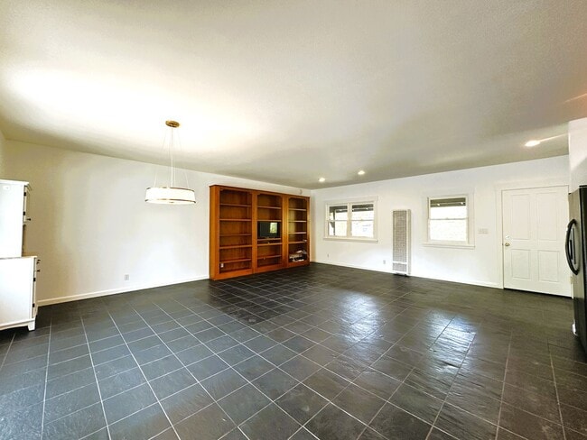 Building Photo - 907 Mustang Ct