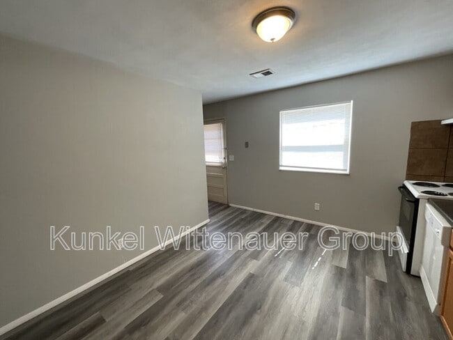 Building Photo - 201 W Wesley Dr