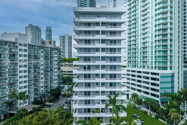 Building Photo - 1402 Brickell Bay Dr