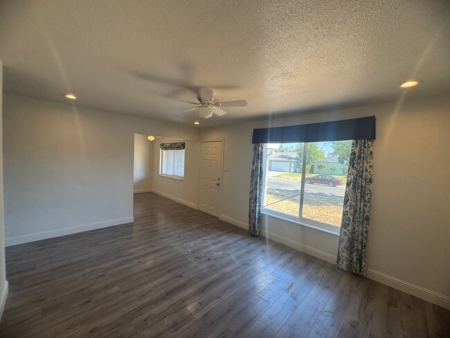 Building Photo - 4 Bedroom Home in Sacramento