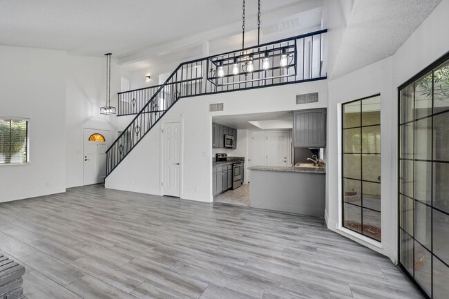 Building Photo - Beautiful home in central location