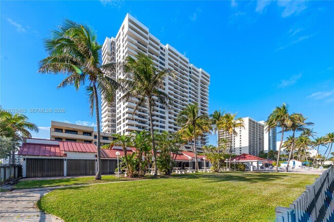 Building Photo - 2555 Collins Ave