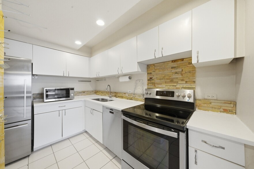 Building Photo - 5320 N Sheridan Rd