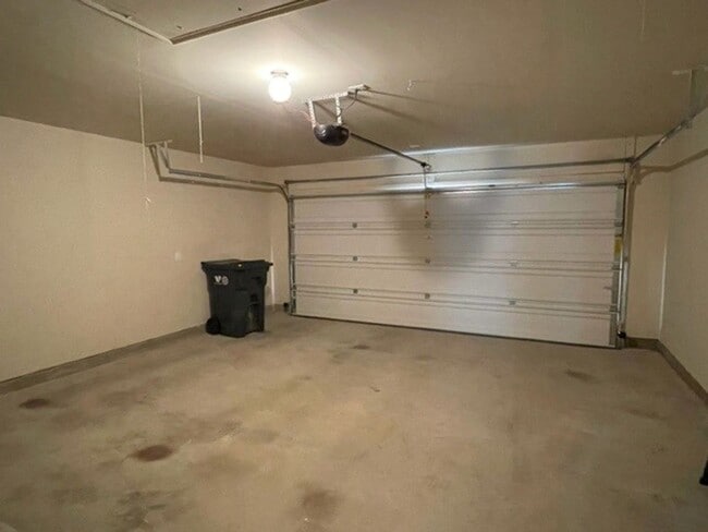 Building Photo - Application Received! 3 bed, 2 bath with B...