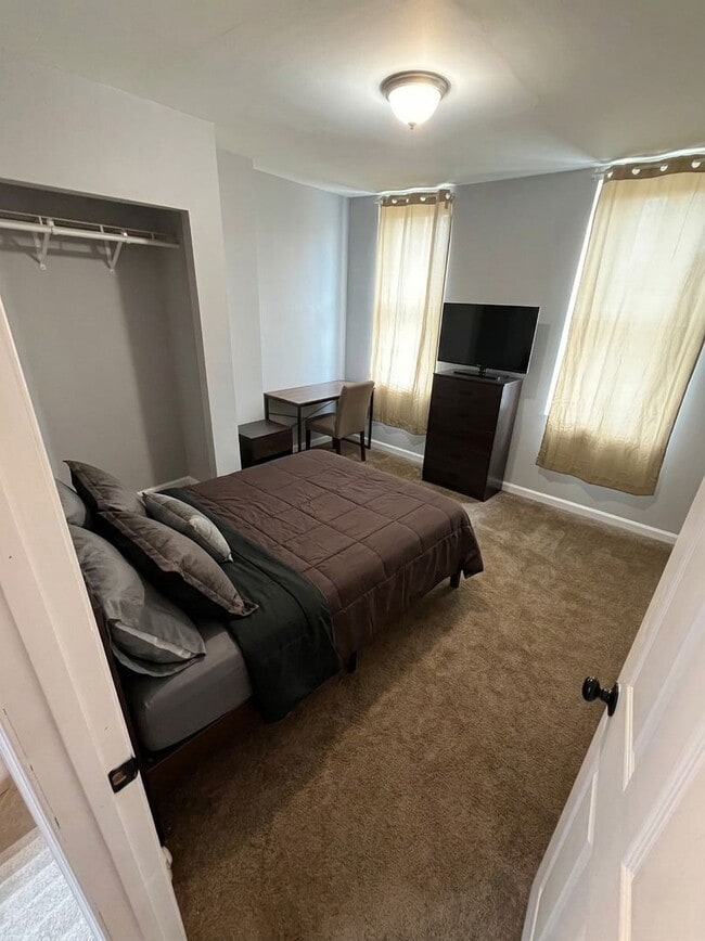Building Photo - Three Bedroom One Bathroom Ready For ASAP Move In