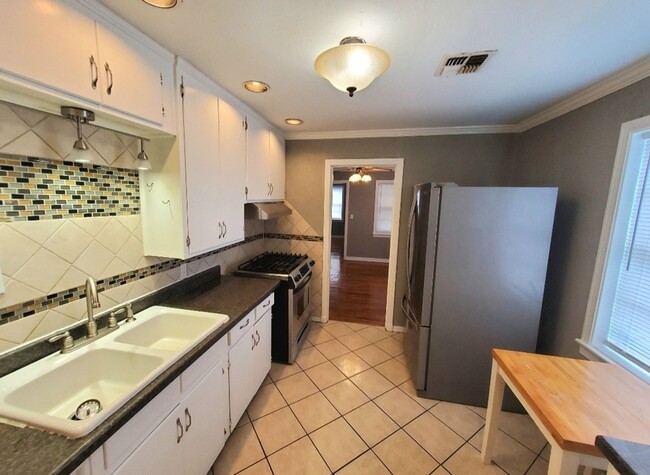 Building Photo - Cute 2 bed 1 bath near Tinker