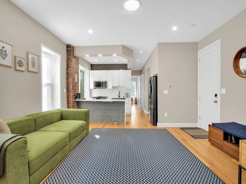 Primary Photo - 106 E 32nd St