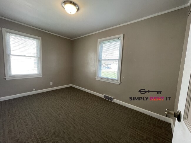 Building Photo - 2 Bedroom Near Campus Available Now!