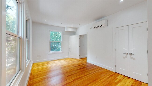 Building Photo - 21 Regent Cir