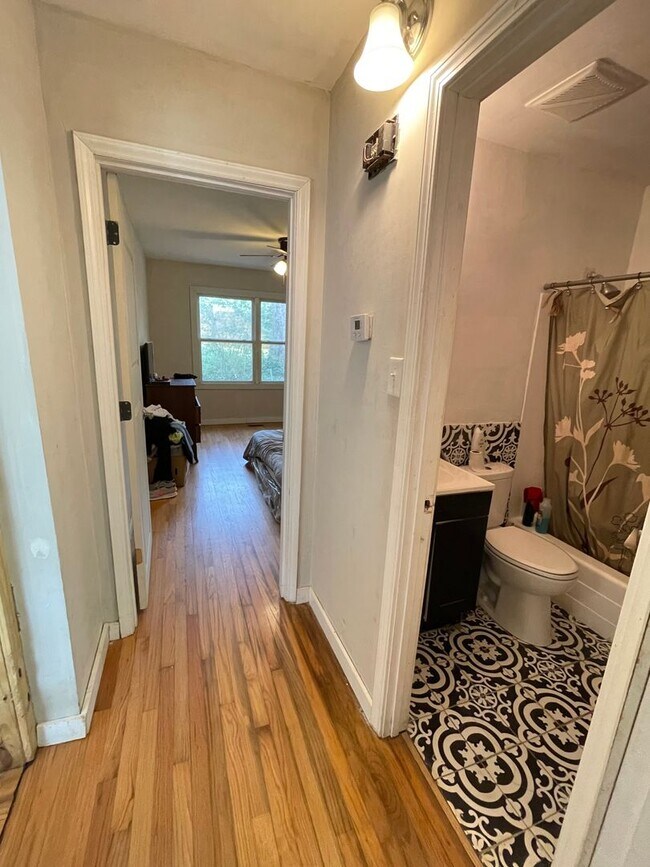 Building Photo - Big and Beautiful House with attached 1br ...