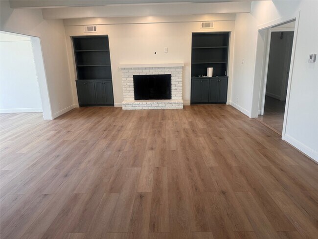 Building Photo - 4726 Ivanhoe St