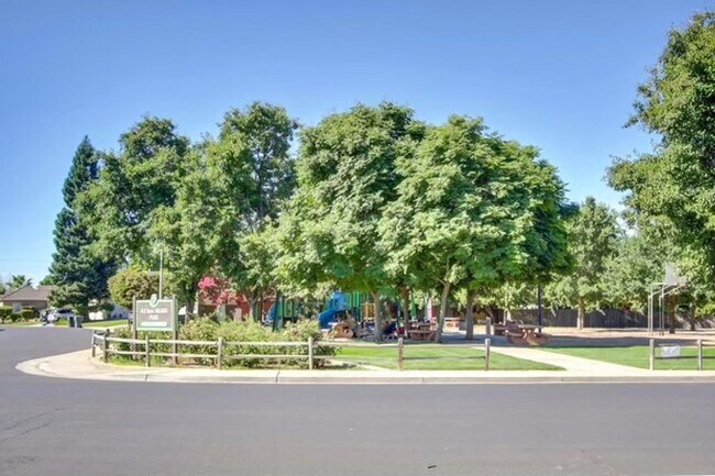 Building Photo - "Coveted Comfort: Spacious 4-Bed, 3-Bath H...