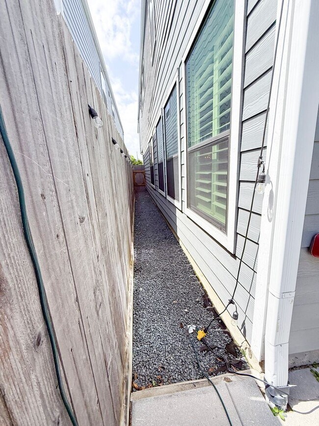 Building Photo - Come view this home located in the heart o...