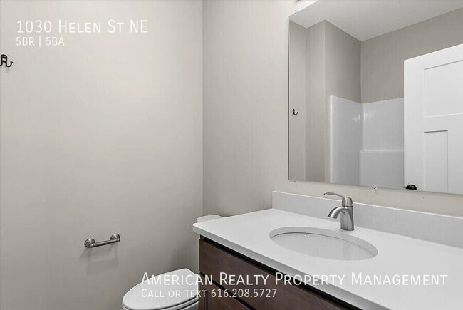 Building Photo - 1030 Helen St NE