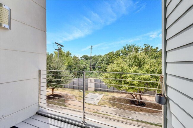Building Photo - 604 N Bluff Dr