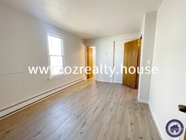 Building Photo - 215 E Reed Ave