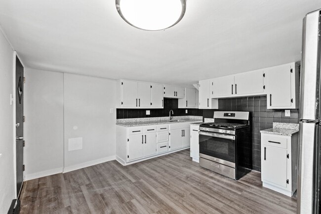 Building Photo - Newly renovated 2 bedroom home in Carrick available now!!