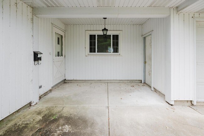 Building Photo - 2825 Hinde Ave