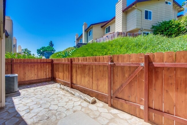 Building Photo - Downtown Vista Townhome, Available Now!