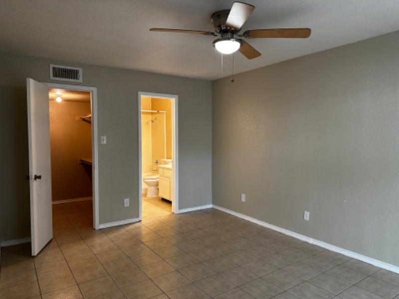 Building Photo - 9700 Leawood Blvd