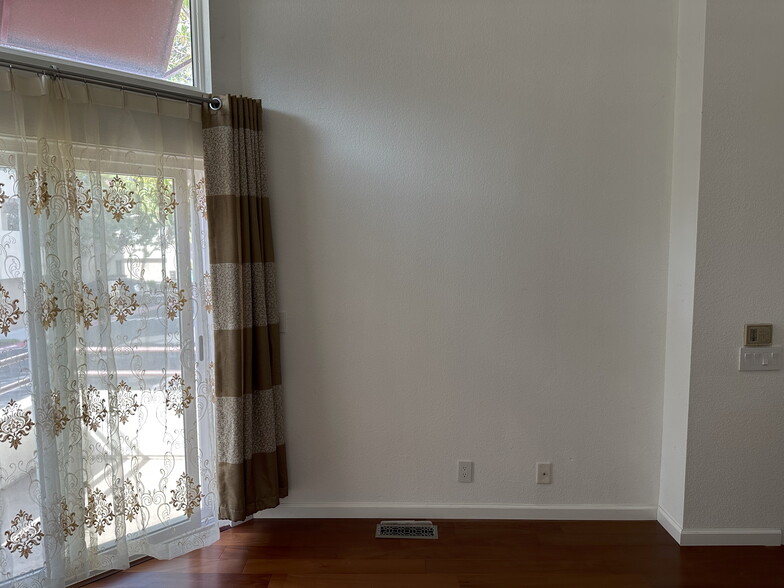Building Photo - 43 E Court Ln