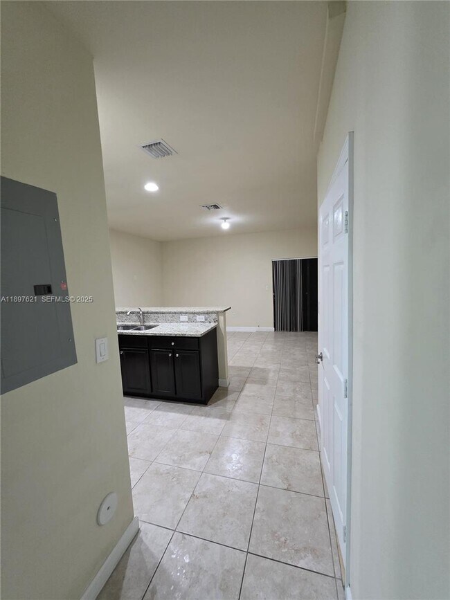 Building Photo - 528 SE 32nd Ave